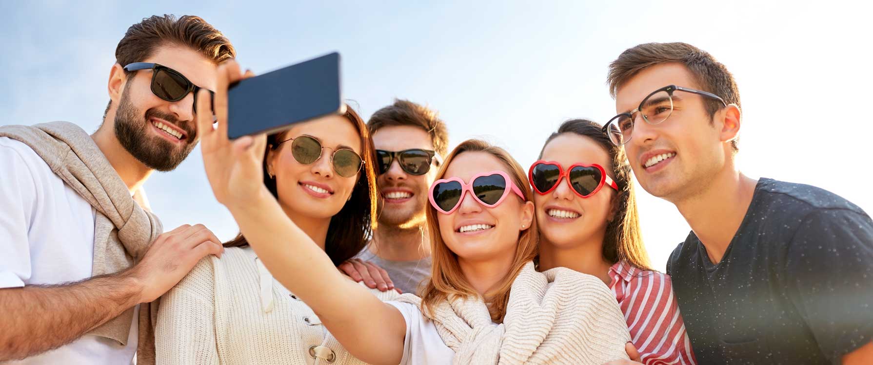 Grupa młodych ludzi robiąca selfie