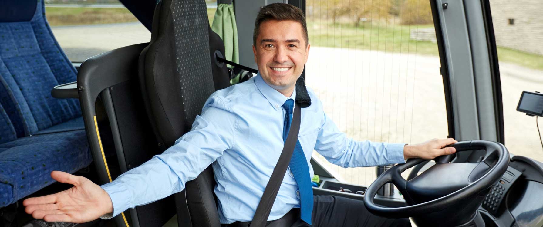 Kierowca autobusu witający pasażerów